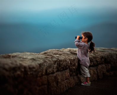 举望远镜瞭望的小女孩
