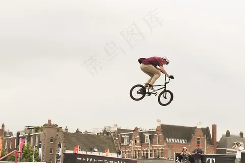 自行车跑酷运动图片