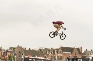 自行车跑酷运动图片