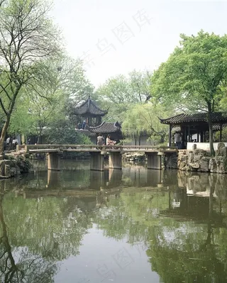 河流上小桥边树下的古建筑凉亭