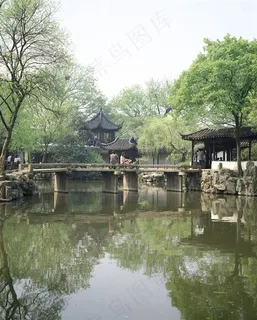 河流上小桥边树下的古建筑凉亭 河流上小桥边树下的古建筑凉亭