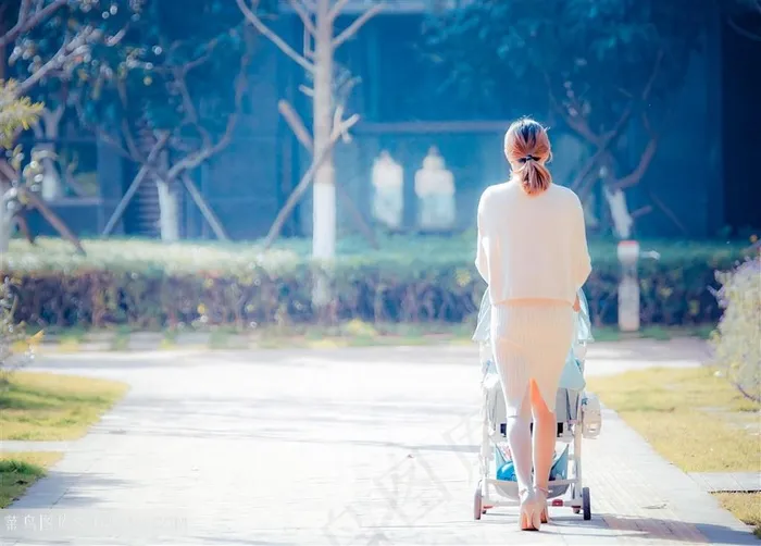 母亲推婴儿车回家背影