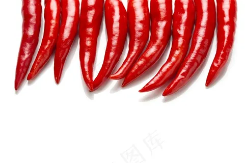 一排红色的辣椒