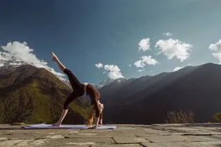 练习瑜伽的美女与自然美景高清大图