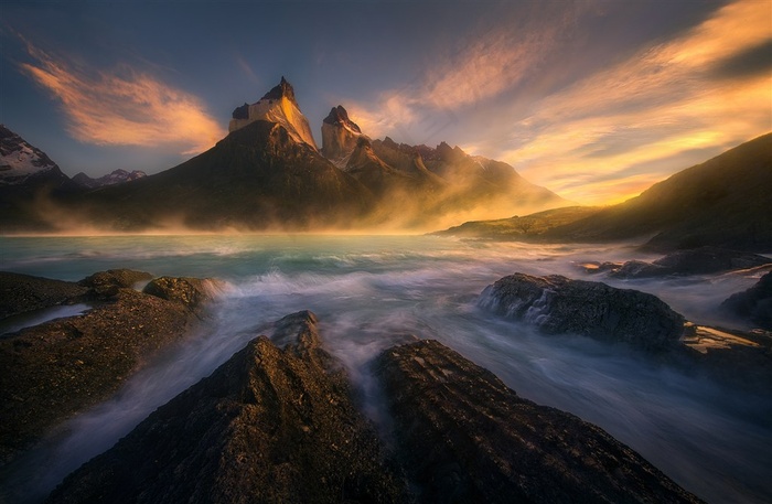 高清唯美海边礁石激流风景图片
