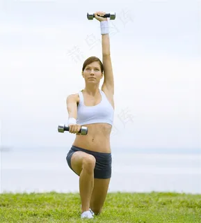 草地上的健身美女人物摄影高清图片