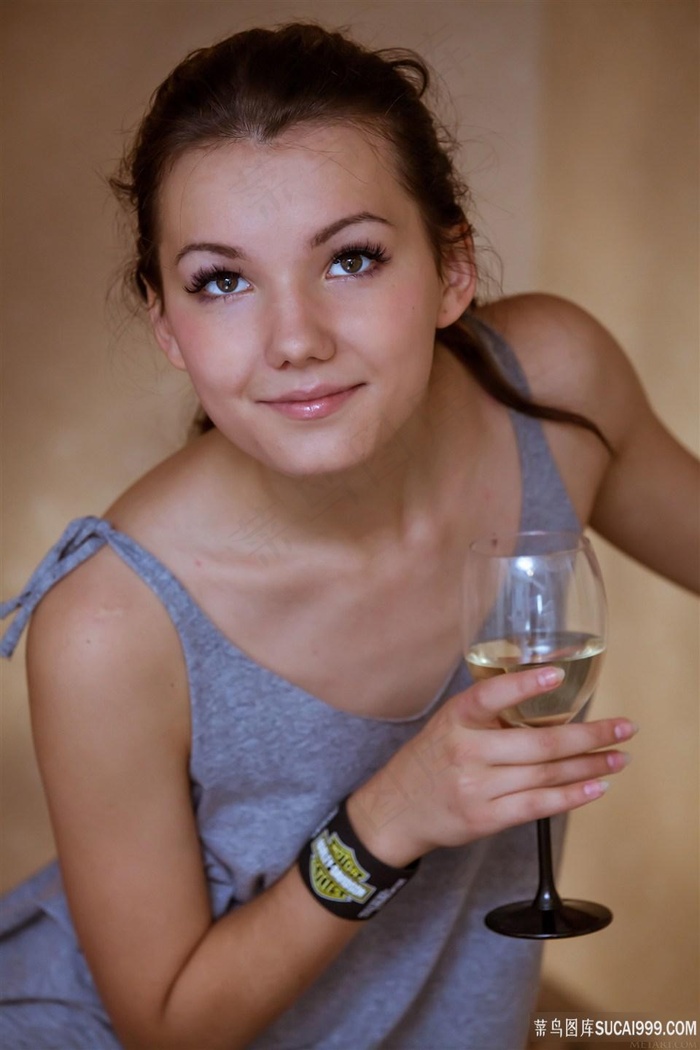 喝酒的国外美女图片