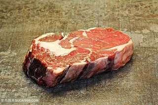 一块生牛肉图片