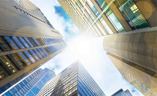 高楼林立的城市建筑缝隙上空高清图片