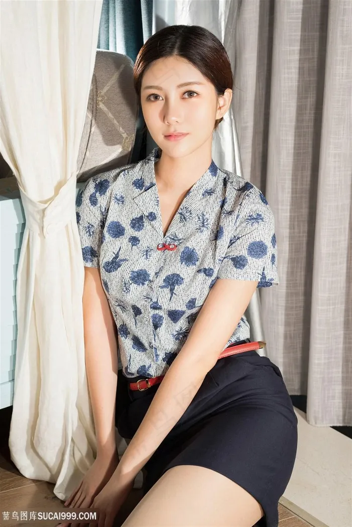 靠在窗户边的性感美女宋智珍图片素材
