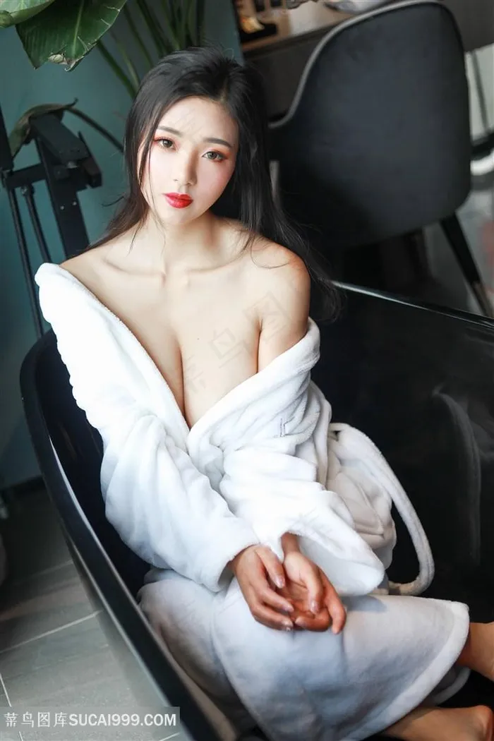 坐在椅子上的高清性感睡衣美女图片