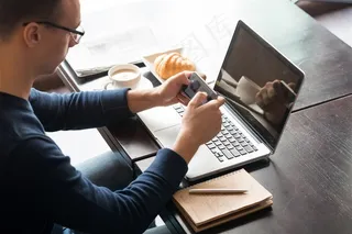 电脑前玩游戏的外国男子