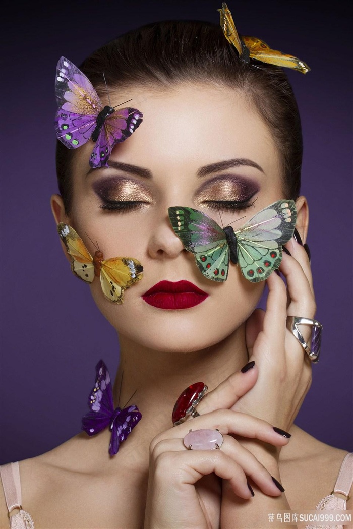 脸上爬满蝴蝶的美女图片