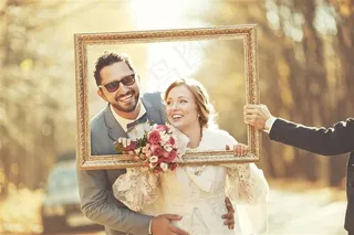 拍婚纱照的夫妻