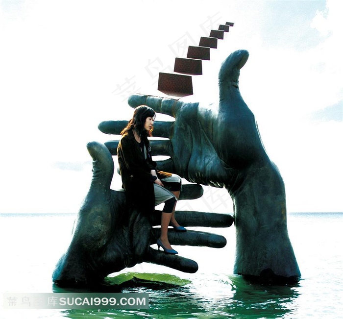 水中两只大手托着女孩电影时间海报