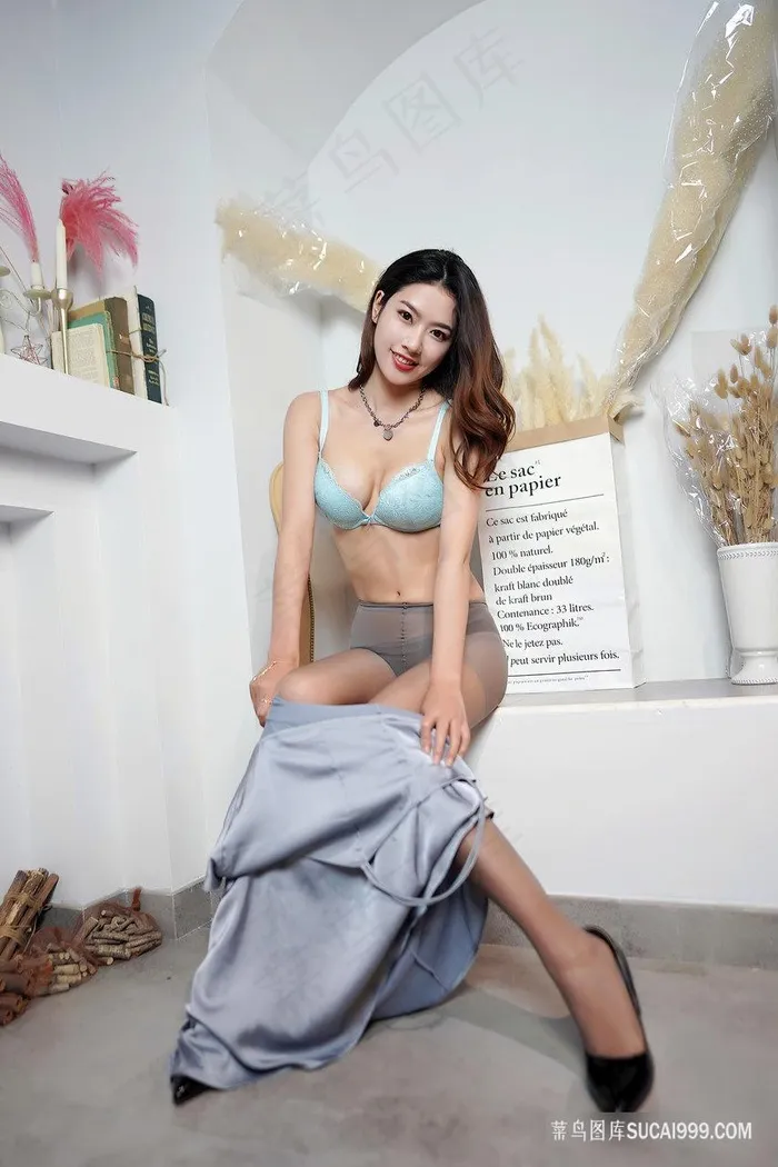 脱裙子的长腿美女方子萱写真图片
