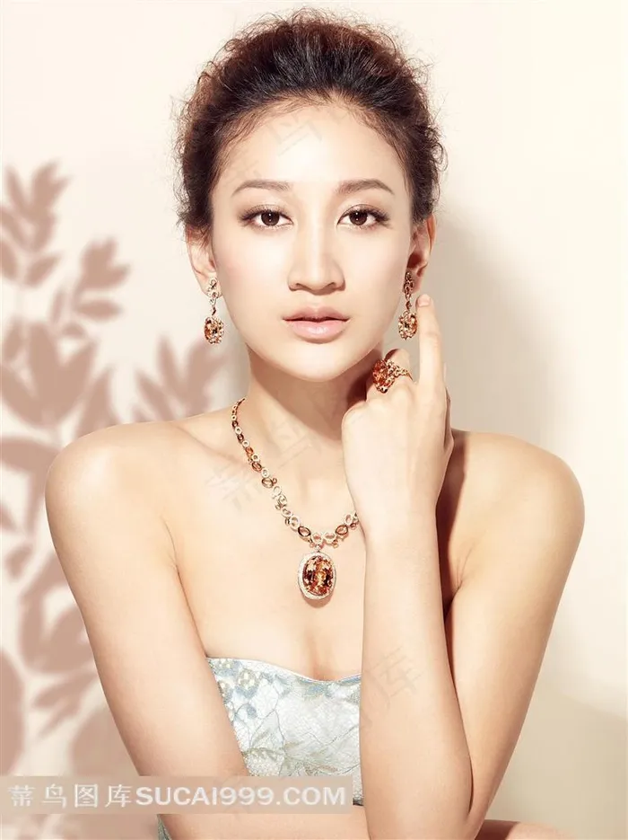美女正面写真珠宝高清图片下载