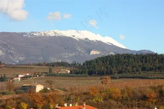 白雪皑皑的山月