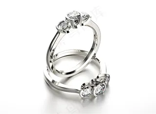 套在一起的精美的钻石戒指