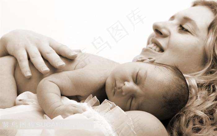 在妈妈肩上熟睡的宝宝图片