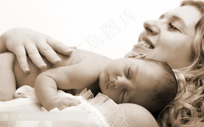 在妈妈肩上熟睡的宝宝图片