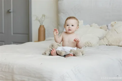 床上的可爱宝宝图片