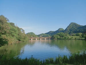 蓝天山水美景