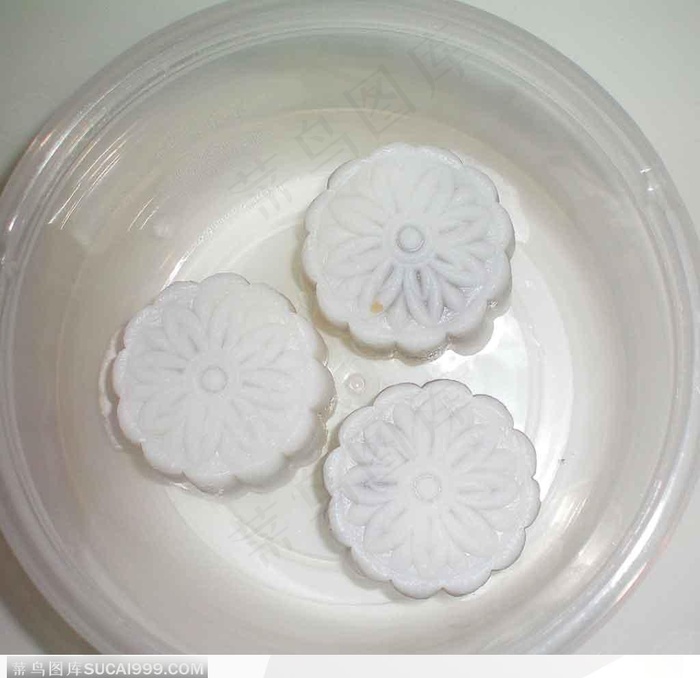 装在透明碗里的三个白色冰皮月饼