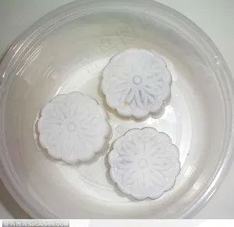装在透明碗里的三个白色冰皮月饼 装在透明碗里的三个白色冰皮月饼