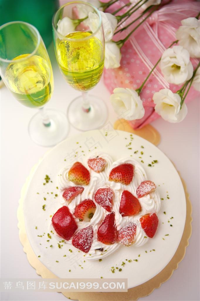 酒杯草莓生日蛋糕图片