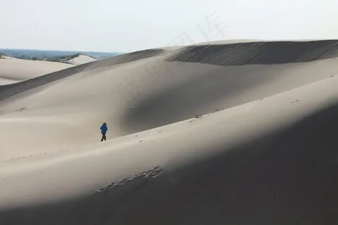 蓝天下绝美的沙丘