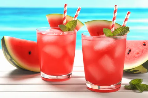 夏日冰西瓜汁饮料海边摄影图