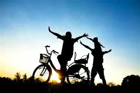 骑自行车的一家人高清图片
