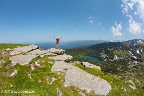 在山顶户外旅游的美女高清图片