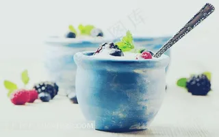 杯子里的酸奶与勺子