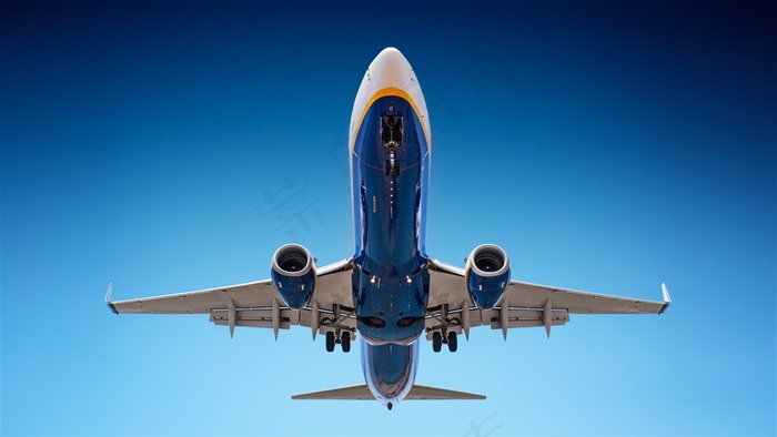 蓝天下的蓝色飞机