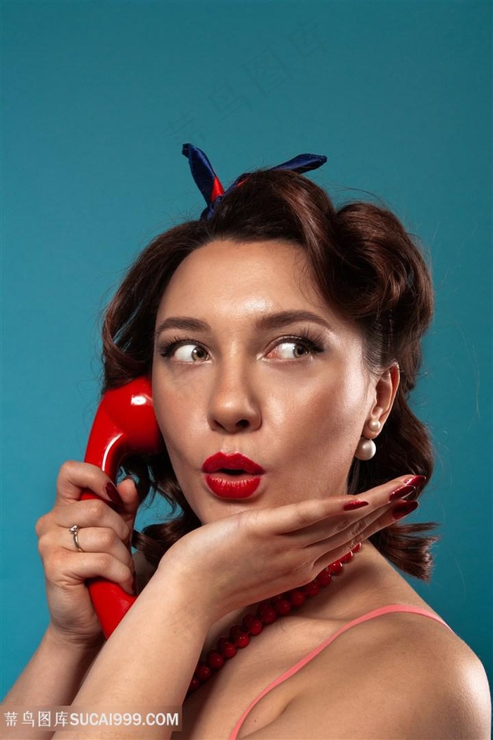 打电话复古风的女性