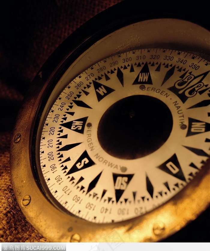 暖色灯光下的指南针特写