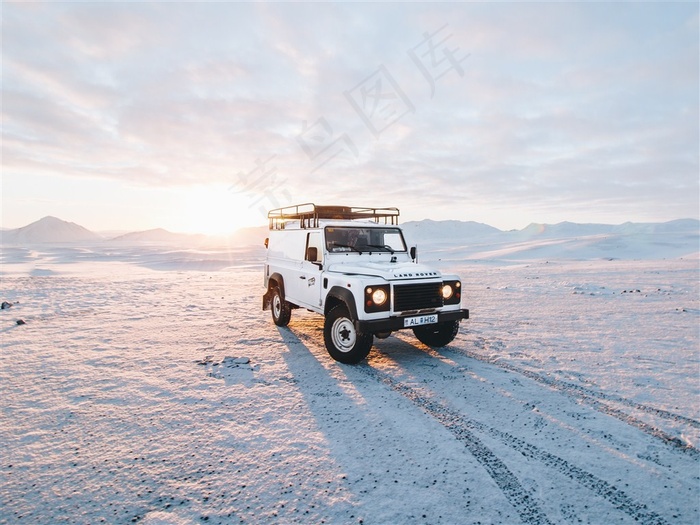 雪地里的汽车