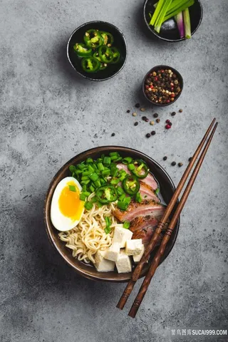 鸡蛋牛肉面图片