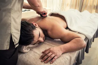 正在享受按摩养生的男士高清图