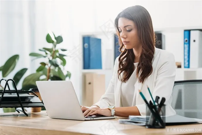 办公中的美女图片