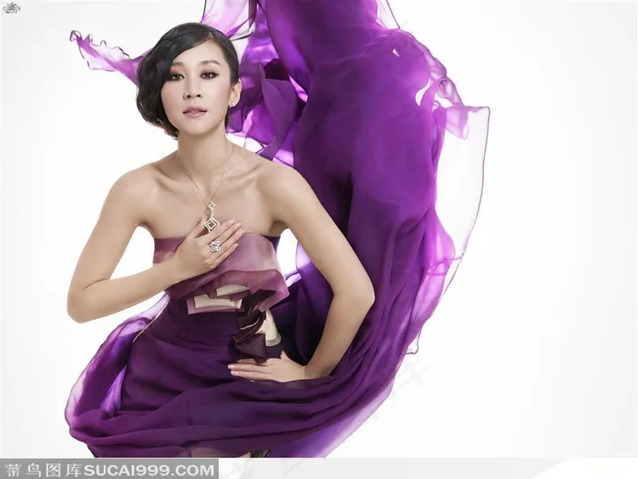 飘逸紫色礼服的大美女珠宝展示