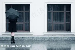 在楼房前打伞的美女背景
