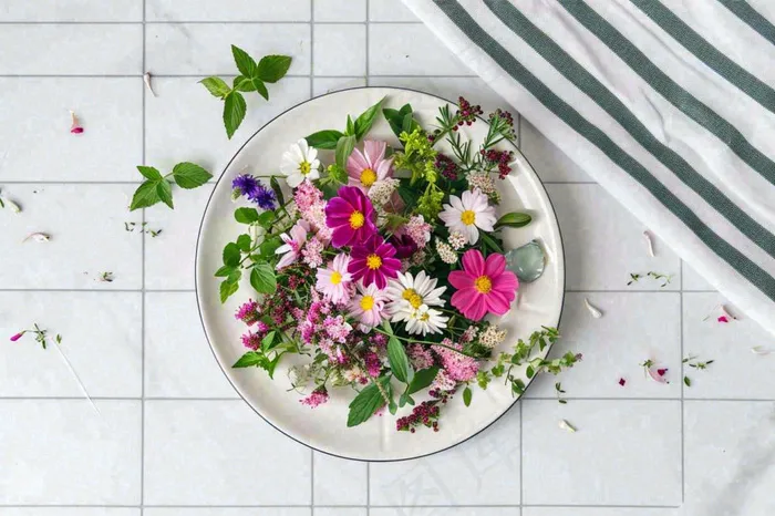 鲜花彩色花朵碟子摆盘简约摄影图(1344x896)