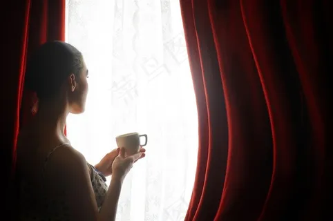 窗边看风景喝咖啡图片