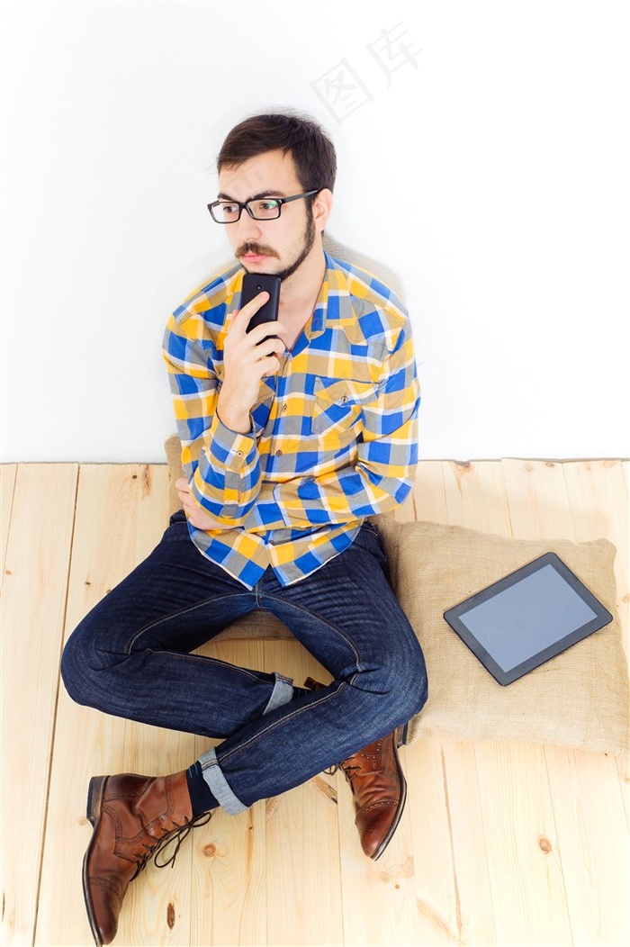 平板电脑和国外男人