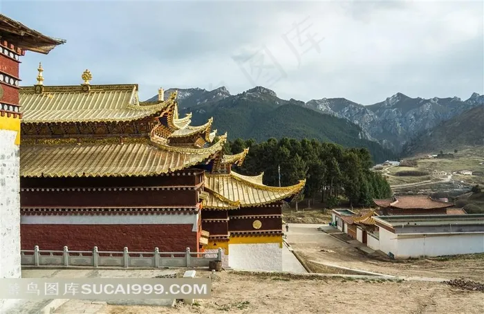 甘南郎木寺高原金碧辉煌的寺院建筑与美丽的自然风光