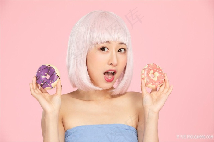 时尚活力美女拿甜甜圈