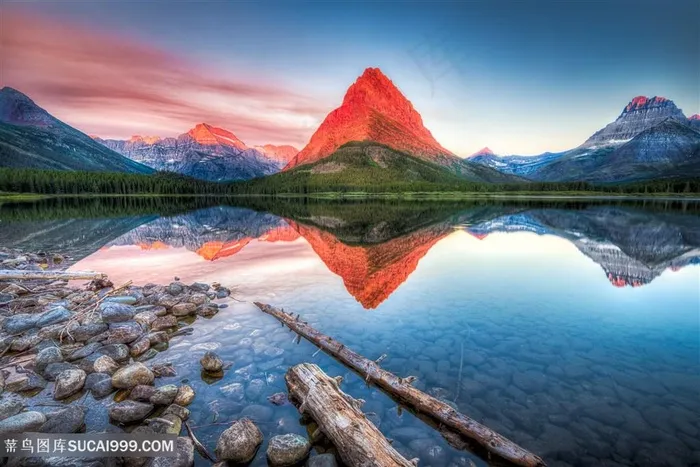 红色的山顶倒影在湖水中山水风景图片